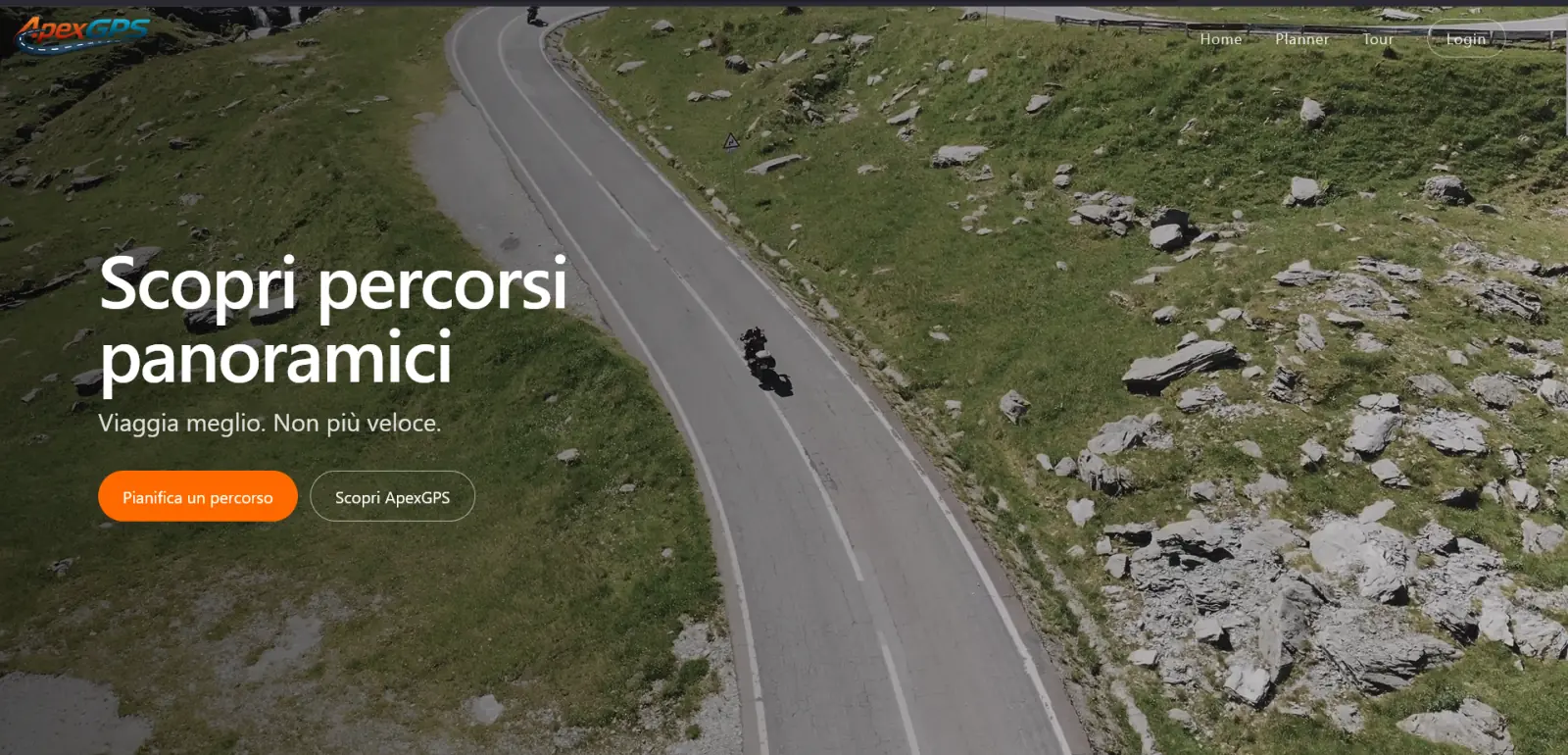 ApexGPS's opening screen: a motorbike filmed from above on a mountain road, with the heading “Scopri percorsi panoramici” over it and the buttons to plan a route.